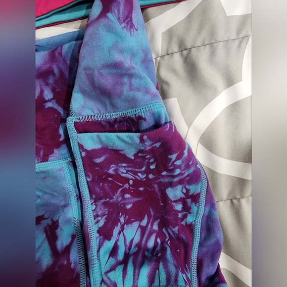 Fabletics Sports Bra and Shorts with pockets Set Size S, Bra is Reversible! - Picture 5 of 6